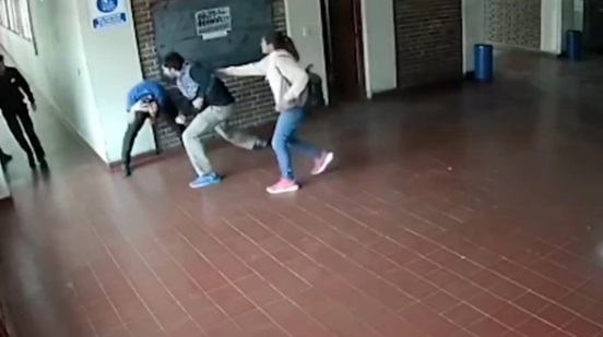 Un hombre le dio una brutal golpiza al preceptor de su hija tras una denuncia de abuso