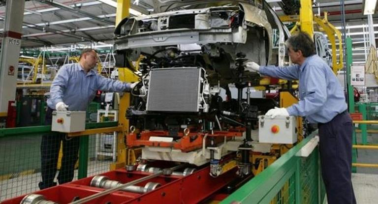 Según la UIA, la industria cayó más del 4% en agosto