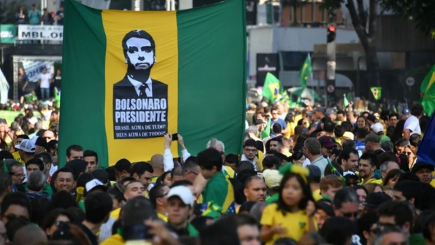 Miles de brasileños se movilizaron en varias ciudades del país en apoyo a la candidatura de Bolsonaro