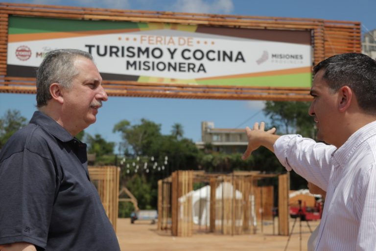 Feria de Turismo y Cocina Misionera: Passalacqua supervisó los preparativos en la Costanera