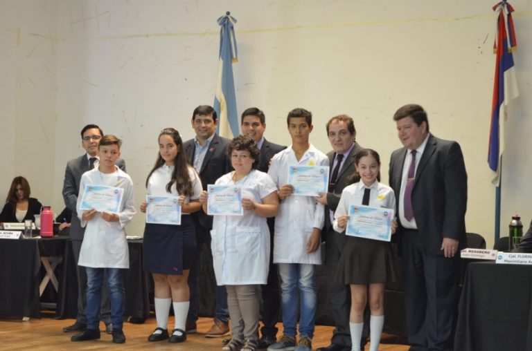 Abanderados y escoltas de la bandera Argentina recibieron sus diplomas de honor