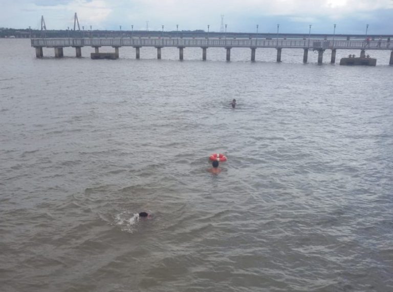 Socorrieron a dos jóvenes en aguas del Paraná