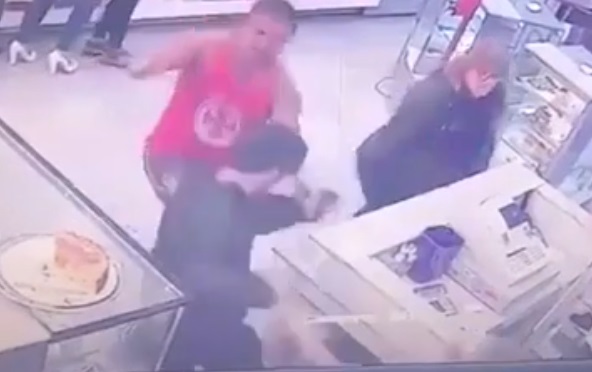 Entró a robar a una confitería, lo atraparon los clientes y le dieron una golpiza