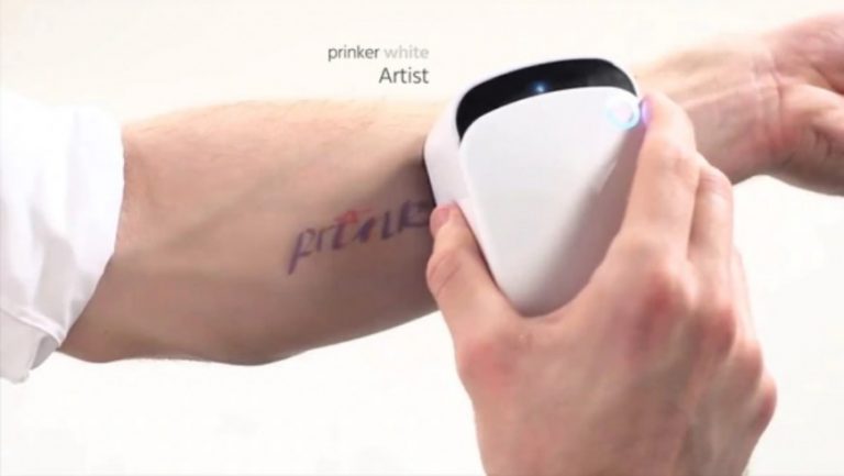 Pequeña máquina para imprimir tatuajes en la piel en pocos segundos