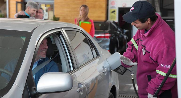 Por la caída del dólar y el petróleo, Axion bajó hasta 2,6% los precios de combustibles