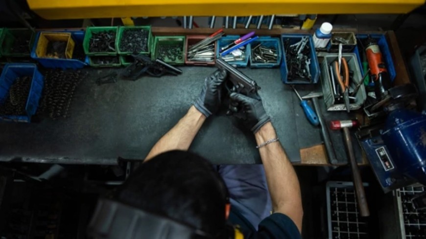 En plena crisis, la única fábrica de armas del país aumenta sus ganancias   