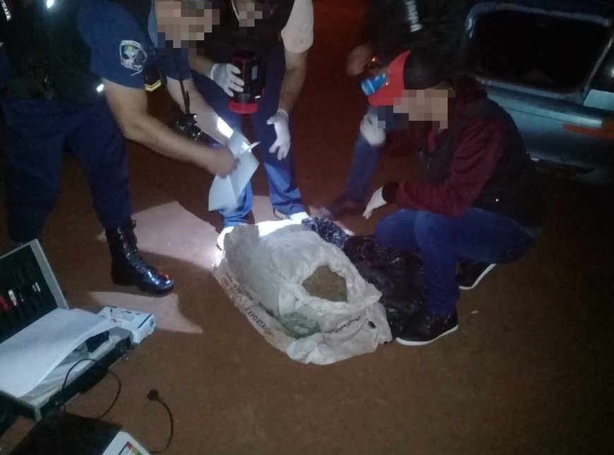 Interceptaron un taxi que llevaba a dos "Mulas" con marihuana y cocaína en Eldorado