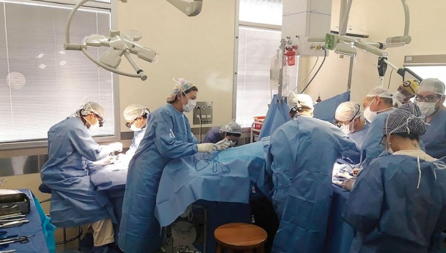 Le reimplantaron una mano a un chico de cinco años