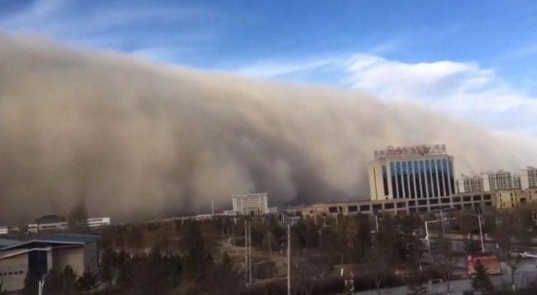 El increíble momento en que una tormenta de arena "se tragó" una ciudad entera en China