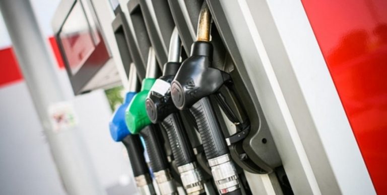 YPF anunció que baja el precio de la nafta pero sube el gasoil