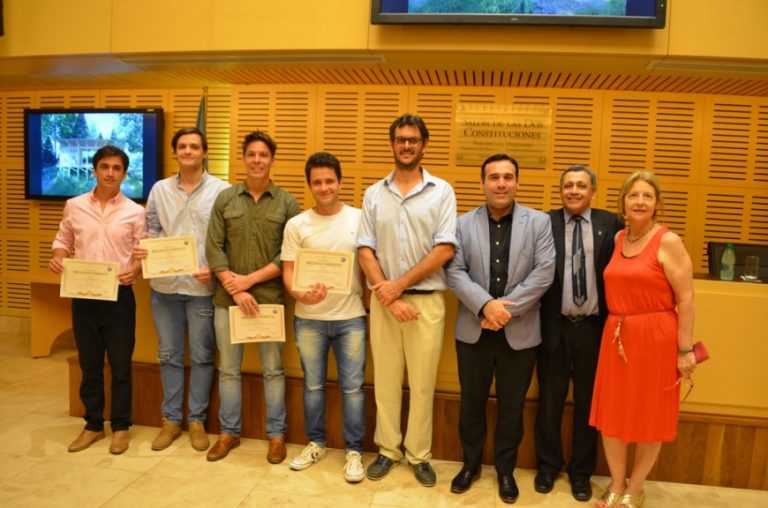 Profesionales y estudiantes de arquitectura, reconocidos por ganar un concurso internacional sobre viviendas para los más necesitados