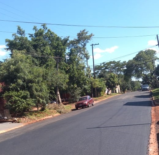 Pavimento sobre empedrado: asfaltan calles en Puerto Iguazú