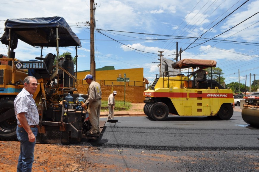 Red vial urbana: asfaltan la avenida 17 de agosto
