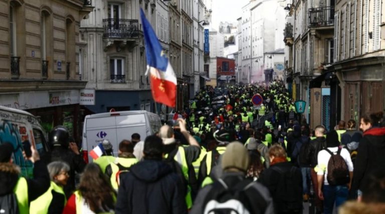 Los "chalecos amarillos" salen a las calles de Francia en su sexto sábado consecutivo de protestas