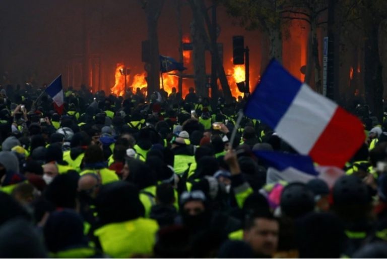 El gobierno francés suspenderá el aumento de combustibles para frenar la protesta de los "chalecos amarillos"