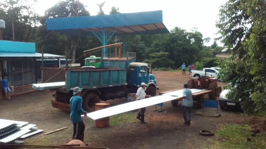 Casi cuatrocientos colonos tabacaleros cambian techos de cartón por chapas de zinc