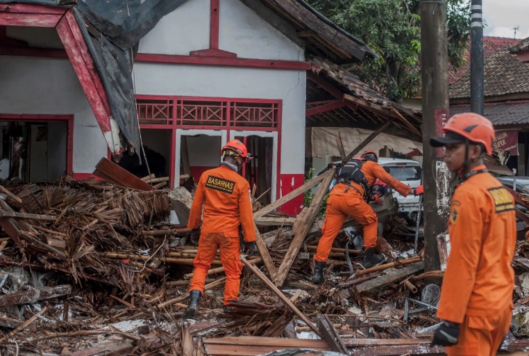 El tsunami "volcánico" en Indonesia dejó al menos 222 muertos y 843 heridos