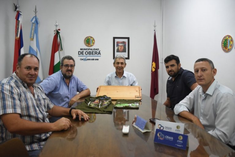 El intendente de Oberá recibió la comisión de jeep “La Trilla”