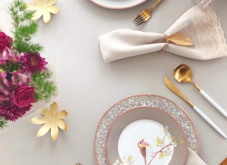 Copas, cubiertos y flores sin aroma: cómo preparar la mesa para celebrar las Fiestas