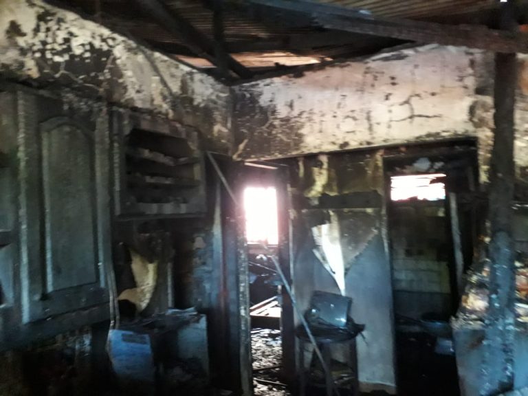 Bomberos sofocaron incendio que dejó daños en dos viviendas