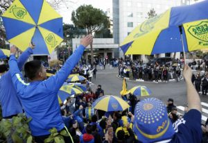 Boca tiñó de azul y oro Madrid con un banderazo