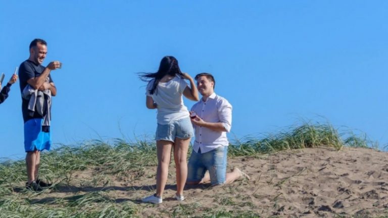Mar del Plata: sorprendió a toda la playa con una propuesta de casamiento frente al mar