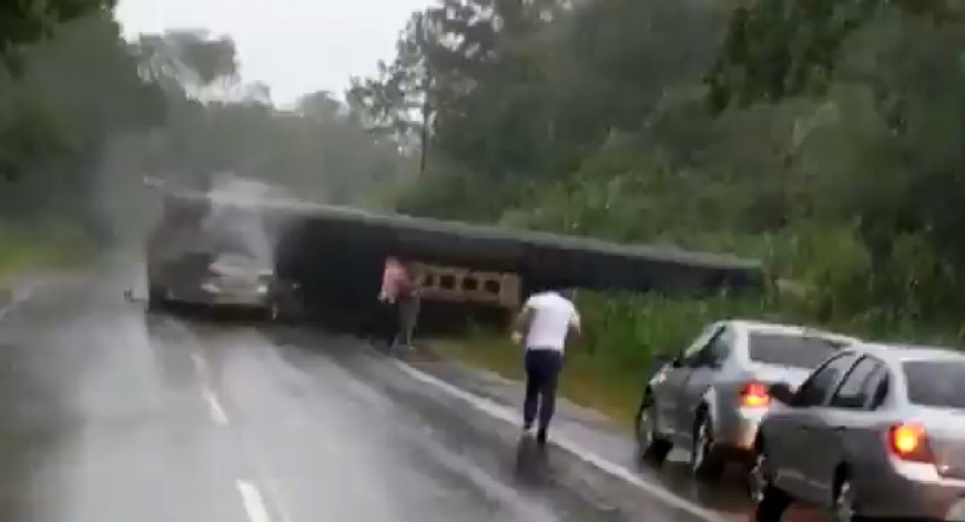 Micro de media distancia chocó y volcó en la ruta 103: varios heridos