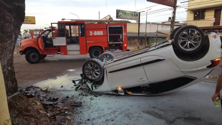 Menor despistó y volcó sobre avenida Uruguay con un auto: fue rescatado entre las llamas
