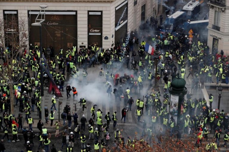Nueva protesta de los Chalecos Amarillos en Francia: gases, camiones hidrantes y casi 600 detenidos