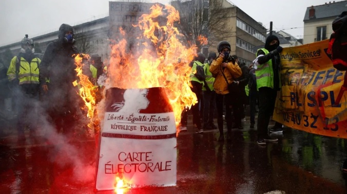 Gases lacrimógenos y corridas en la quinta marcha de los "chalecos amarillos" en París: 136 detenidos