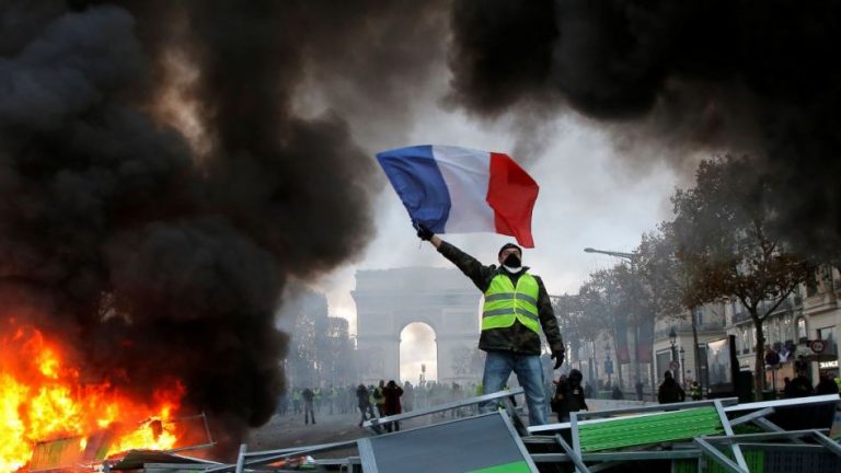 Arde Francia: los "chalecos amarillos" fueron reprimidos por la policía en el centro de París