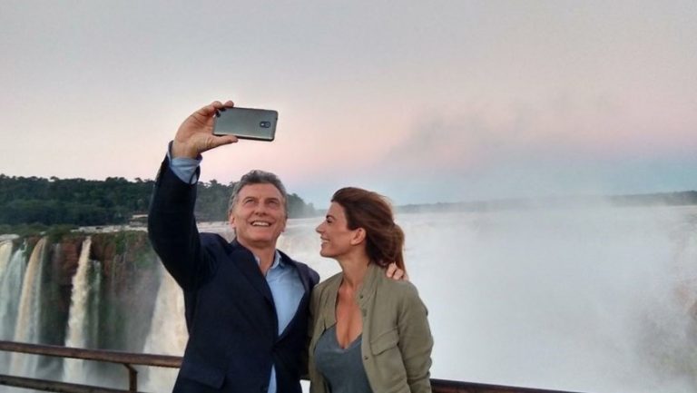 Macri llega a Puerto Iguazú para anunciar más conectividad en zonas turísticas