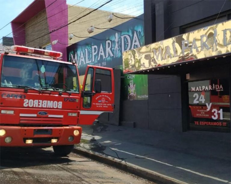 Se incendió el boliche bailable Malparida y hay peligro de derrumbe