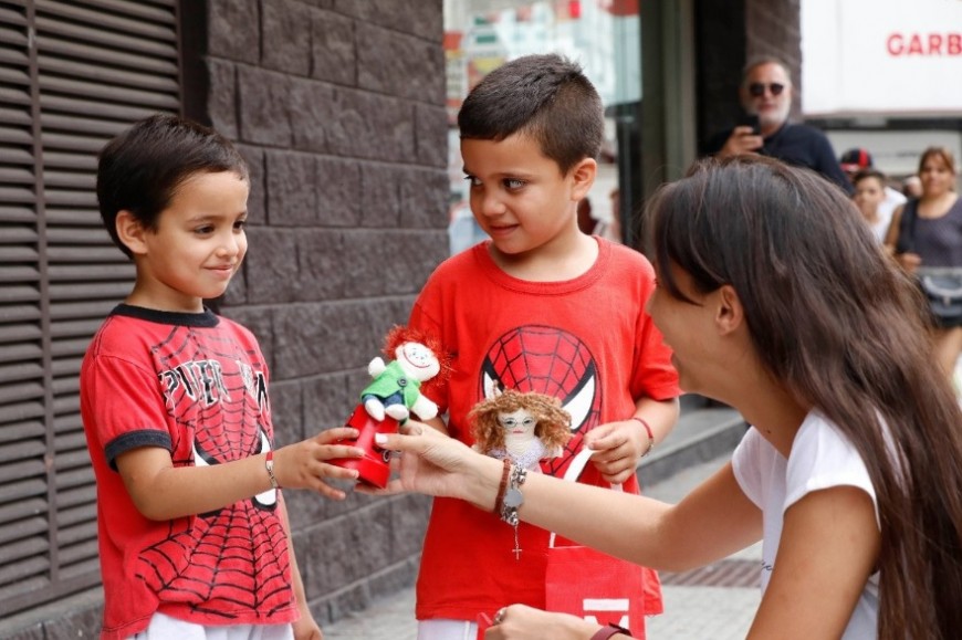 Un municipio bonaerense reparte muñecos “inclusivos” en las fiestas