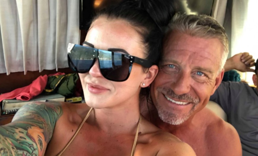 Se casó con el papá de su mejor amiga, que la dobla en edad