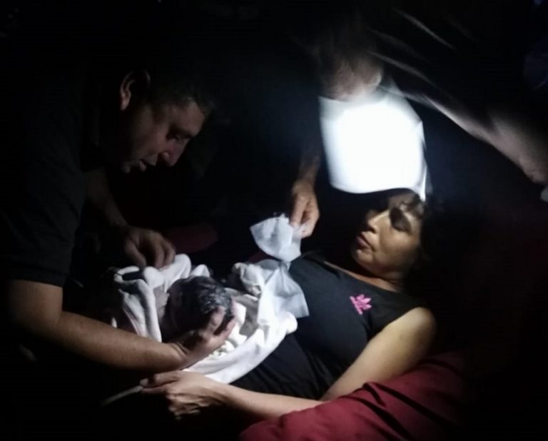 Una madre dio a luz a su beba en Posadas, asistida por policías