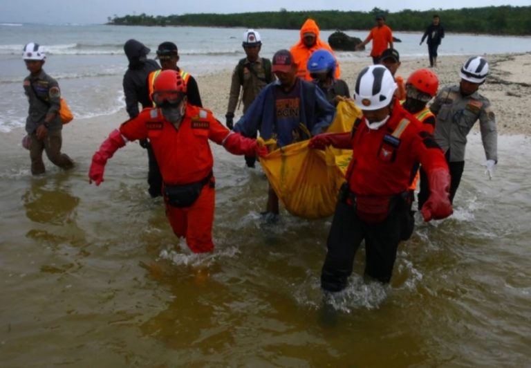 Los rescatistas tratan de alcanzar las zonas más remotas tras el tsunami en Indonesia