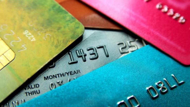 Reglas de oro para proteger tu tarjeta de crédito durante las compras navideñas en Internet