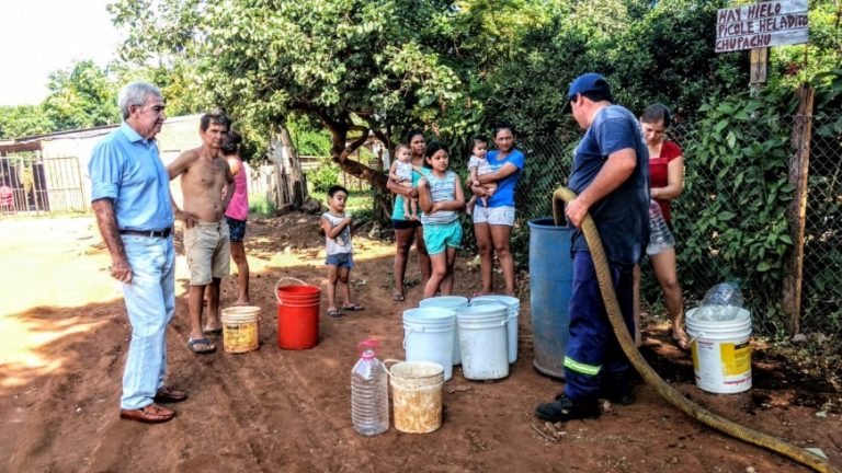 Asisten a familias con problemas en el suministro de agua en Posadas 