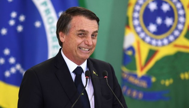Bolsonaro firmó el decreto que flexibiliza los requisitos para portar armas de fuego