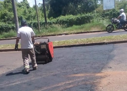 Realizan trabajos de bacheo en la avenida Alem y en el centro posadeño