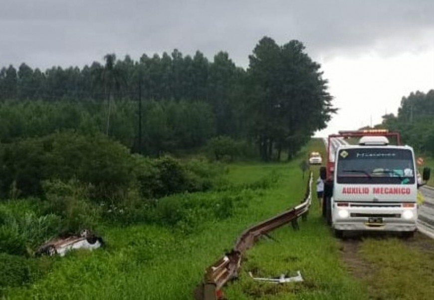 Jardín América: un automóvil despistó y volcó sobre la ruta 12