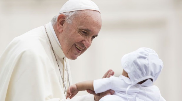 El papa Francisco aconsejó a los padres no pelear delante de los niños