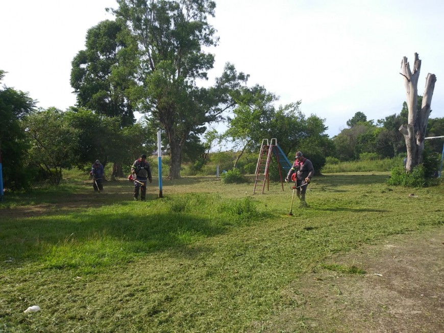 Realizan tareas de embellecimiento y limpieza en el barrio Cruz del Sur