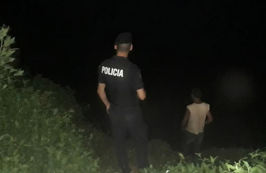 Joven se fue de la casa y policías lo encontraron pescando