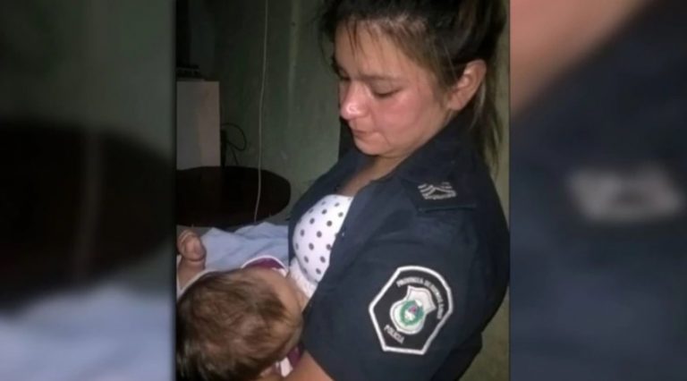 Una mujer policía amamantó a una beba luego de que su madre muriera electrocutada
