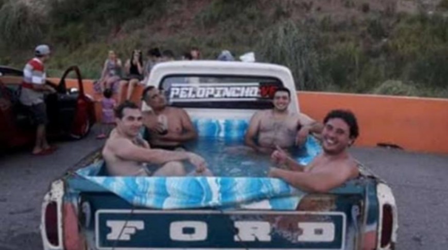 No tiene pileta el que no quiere: transformaron la caja de la camioneta en una pelopincho rodante