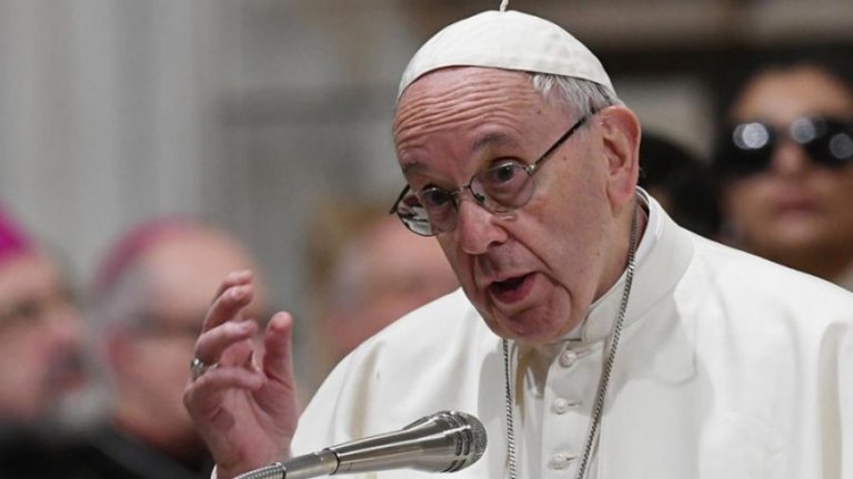 El Papa llamó a imitar la "generosidad y humildad" de los Reyes Magos
