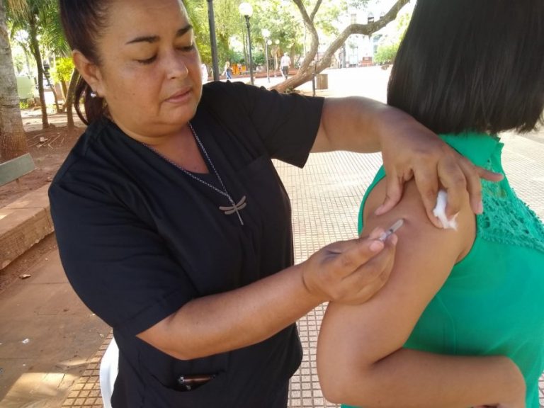 Más de 300 personas se vacunaron contra la fiebre amarilla en la plaza 9 de Julio