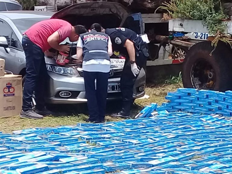 Santiago de Liniers: incautaron un lujoso auto robado en Brasil que estaba repleto de cigarrillos
